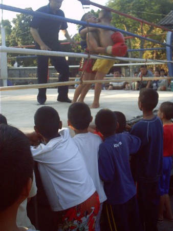 combat de boxe thaïe lors d'une fête de village près de Phayao